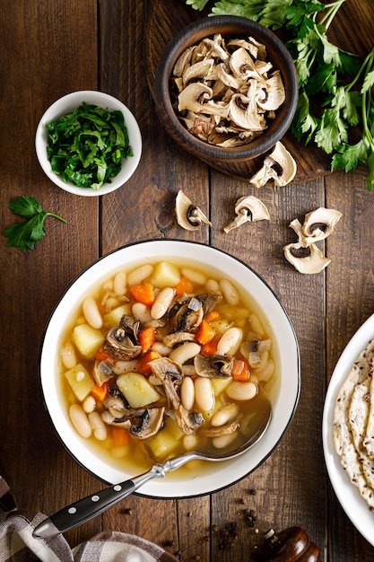 Sopa de champiñones con patata frijol y zanahoria Vista superior