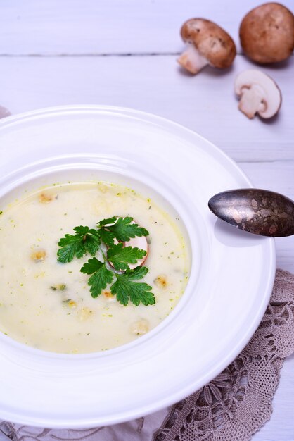 Sopa De Champiñones En Un Plato Redondo Blanco