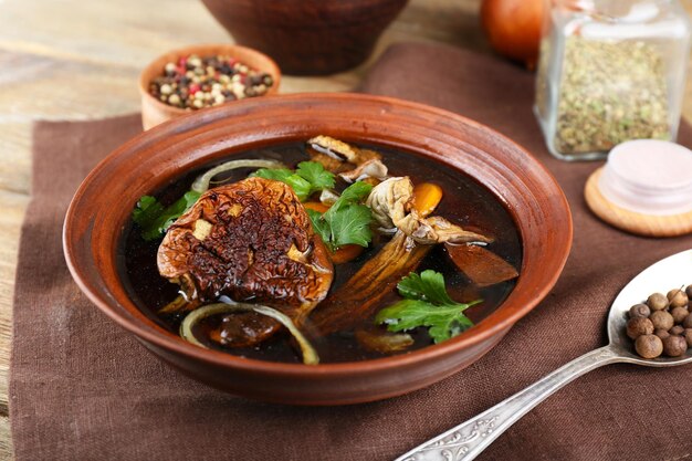 Sopa de champiñones en primer plano de servilleta marrón