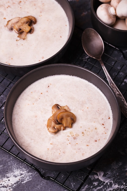 Sopa de champiñones. Sopa con champiñones frescos. Dos platos de sopa crema con verduras