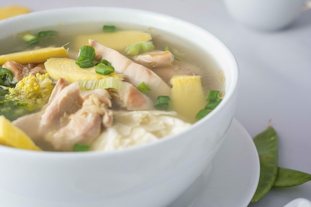 sopa de chifa oriental y caldo en diferentes ángulos