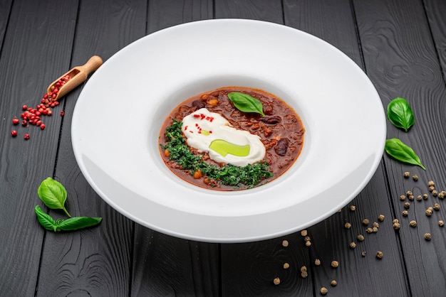 Sopa de chili con carne sobre un fondo oscuro comida mexicana