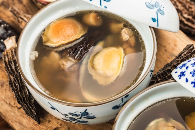 Sopa china de abulón y morel en un tazón