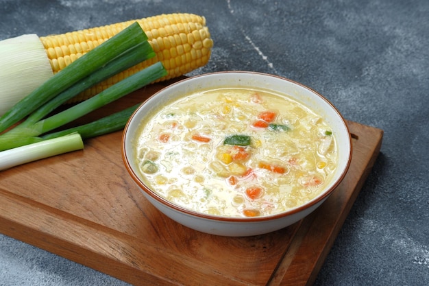 Sopa china de maíz y pollo - estilo de comida saludable