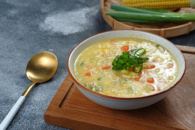 Sopa china de maíz y pollo - estilo de comida saludable