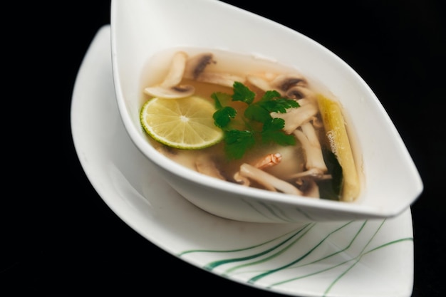 Sopa china de shiitake con champiñones