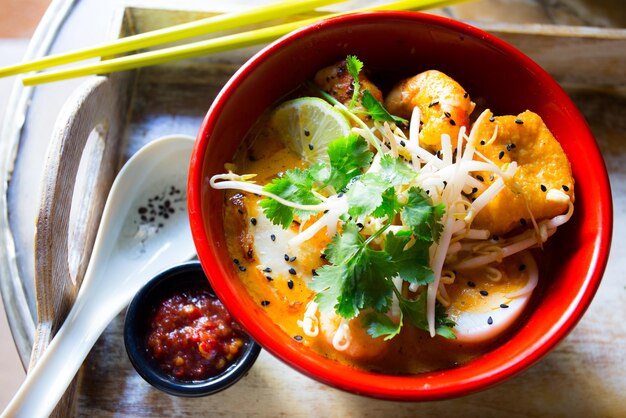 Sopa china con tofu frito y gambas.