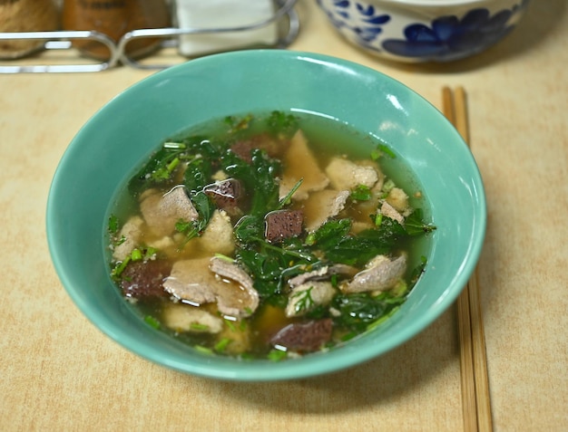 Sopa clara de estilo tailandés y chino con artemisa Cerdo congelado Carne de cerdo congelada Sopa clara de entrañas de cerdo Cultura china tailandesa en el estilo de vida