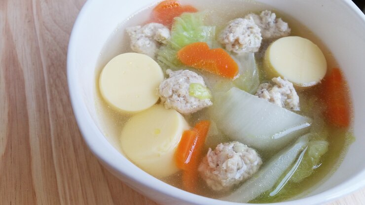 Sopa clara con verduras y albóndigas