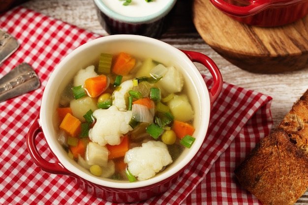 Sopa cocinada con verduras en un tazón