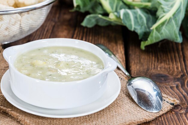 Sopa de coliflor en un bol