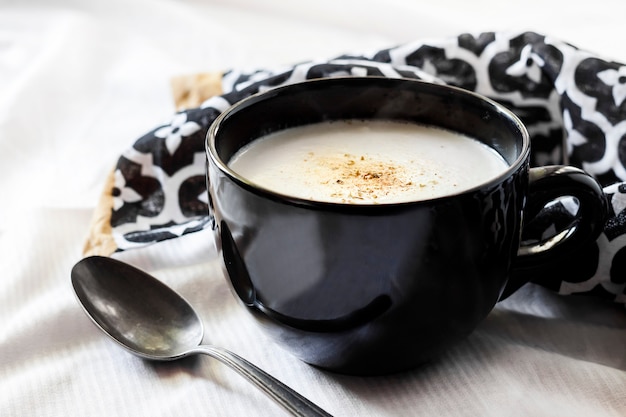 Sopa de coliflor (Creme du Barry) en un tazón negro