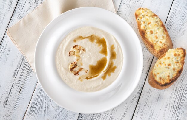 Sopa de coliflor con mantequilla morena y tostadas con queso