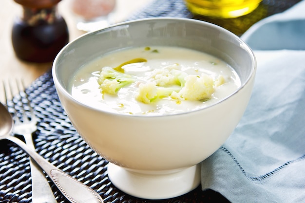 Sopa de coliflor con un poco de coliflor en un bol