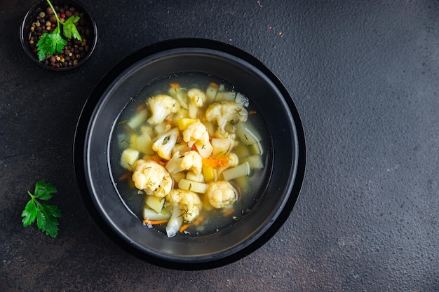 sopa de coliflor verduras primer plato caldo de verduras comida saludable dieta merienda en la mesa