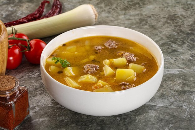 Foto sopa com almôndegas de carne e legumes