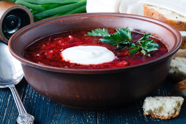 Sopa com beterraba. Borsch tradicional russo