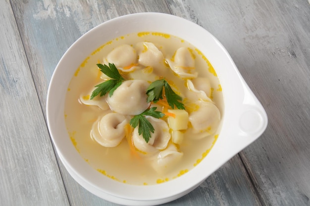 Sopa com bolinhos russos pelmeni Sopa com bolinhos de carne batatas e outros legumes