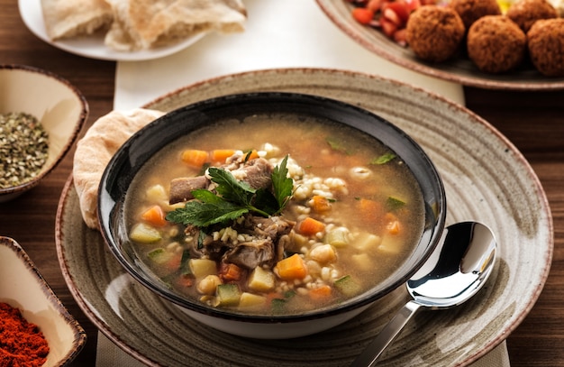 Sopa com carne, grão de bico e legumes,