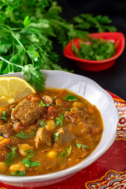 Foto sopa com carne grão de bico lentilha tomate e especiarias