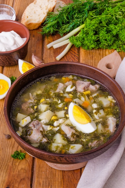 Sopa com ervas frescas, legumes e ovos. um prato tradicional russo e ucraniano.