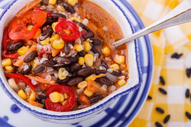 Sopa com feijão preto, trigo mourisco, pimenta vermelha e milho.