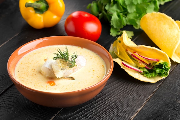 Foto sopa com filé de bacalhau