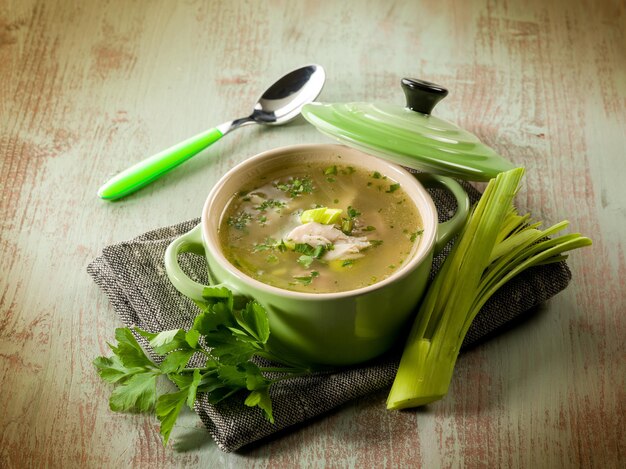 Sopa com frango e alho-poró