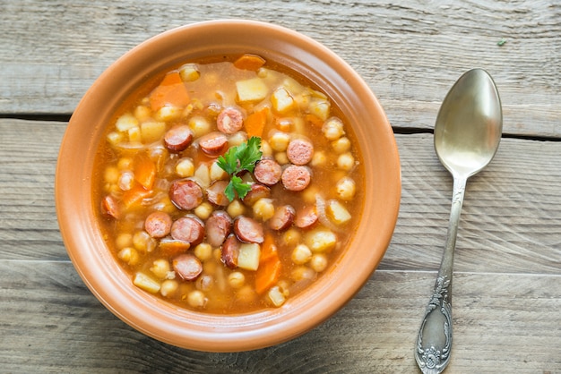 Sopa com grão de bico e linguiça defumada