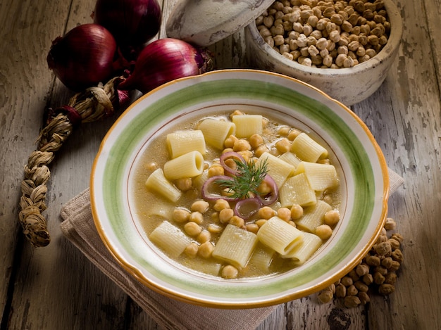 Foto sopa com grão de bico e macarrão