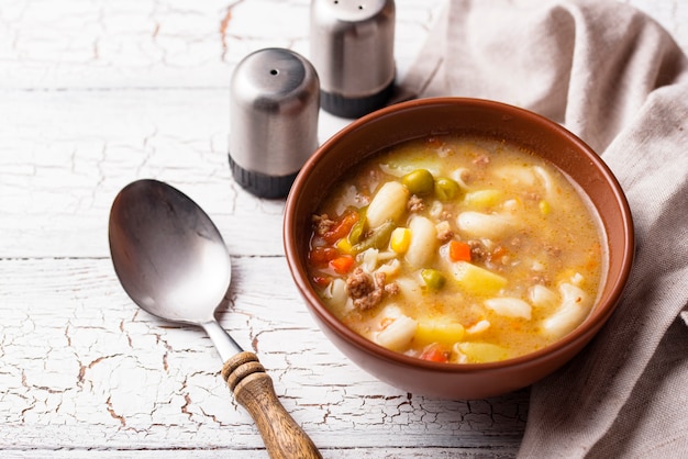 Sopa com legumes e carne picada