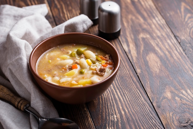 Sopa com legumes e carne picada