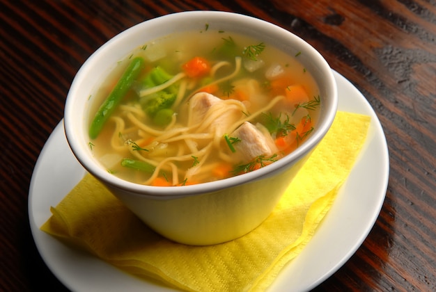 Sopa com legumes e macarrão em um prato