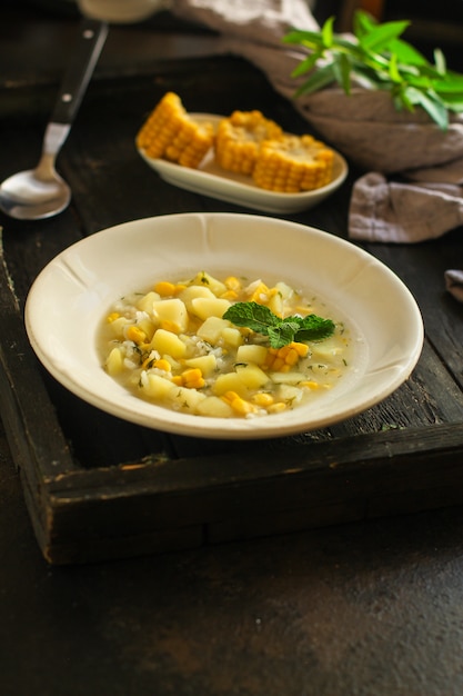 Sopa com milho e legumes (primeiro prato, prato vegetariano)
