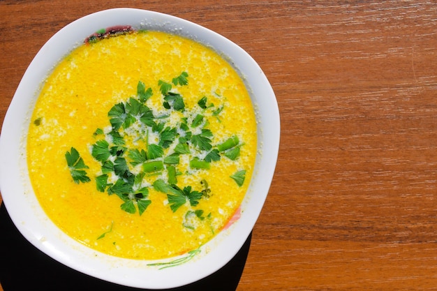 Foto sopa com salsa verde na mesa de madeira