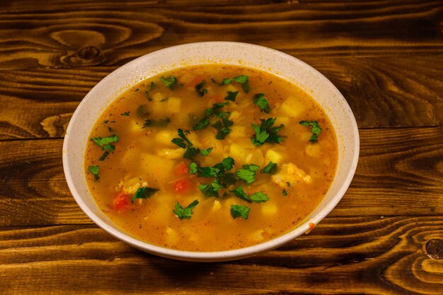 Sopa de comida tradicional georgiana kharcho sobre mesa de madera rústica