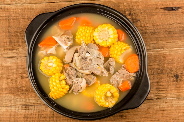 Sopa de cordero guisado con maíz y zanahoria