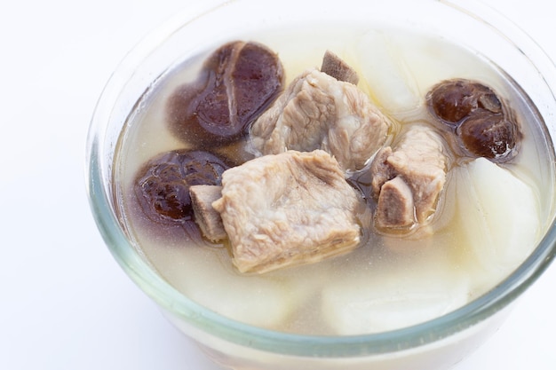 Sopa de costilla de cerdo con rábano blanco y setas shiitake