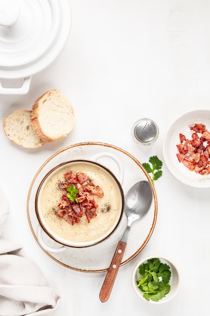 Sopa de crema blanca con tocino