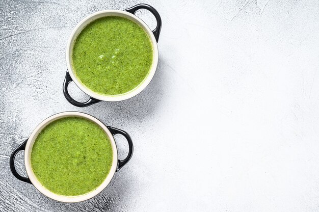 Sopa de crema de brócoli casera en un tazón