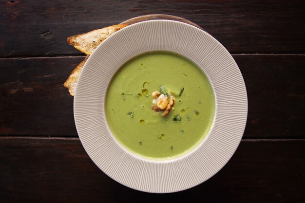 Sopa de crema de brócoli en mesa de madera