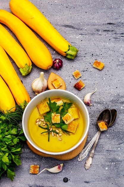 Sopa de crema de calabacín amarillo.