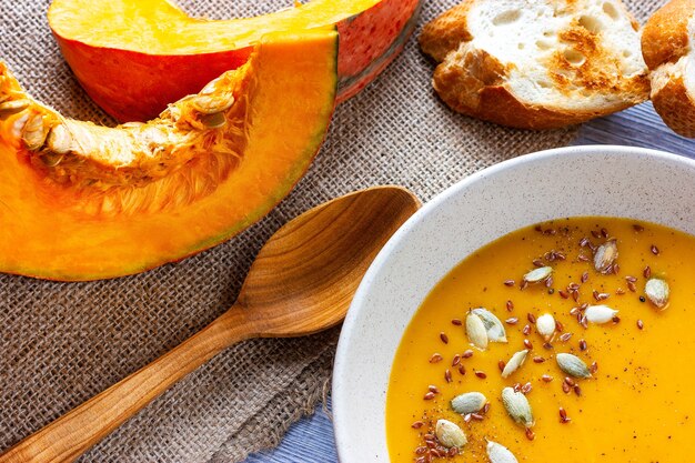 Foto sopa de crema de calabaza para la dieta de halloween comida sana