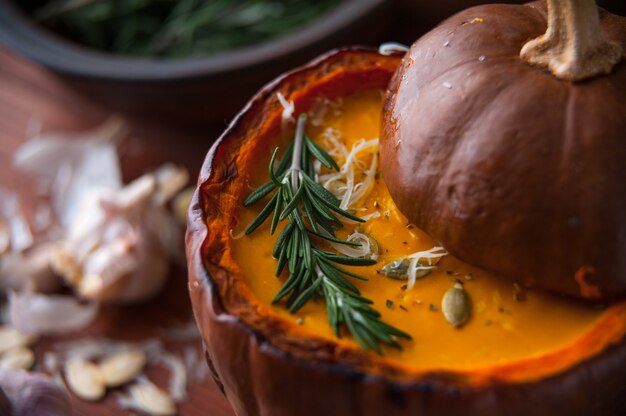 Sopa de crema de calabaza estilo rústico sobre fondo oscuro