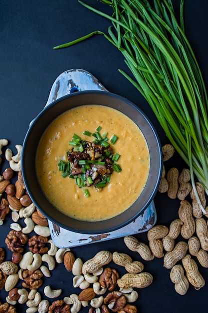 Sopa de crema de calabaza. Fondo oscuro