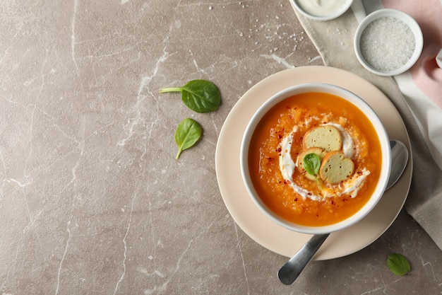 Sopa crema de calabaza en gris, espacio para texto