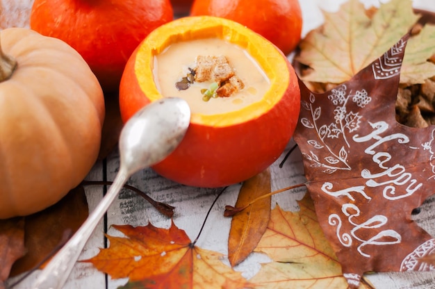 sopa de crema de calabaza en el paisaje de otoño