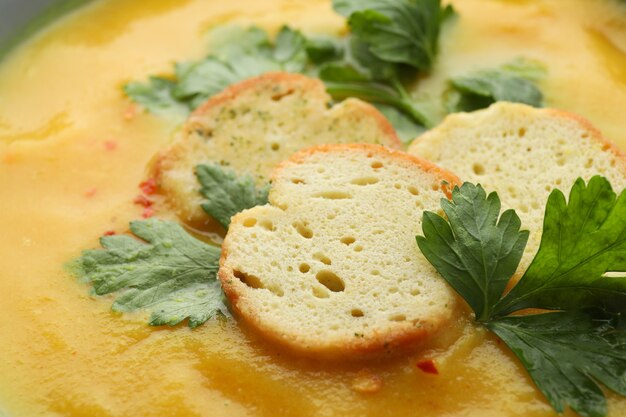 Sopa de crema de calabaza con picatostes, cerrar