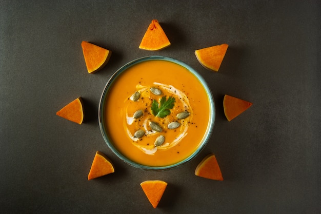 Sopa de crema de calabaza en un recipiente decorado con rodajas de calabaza