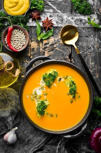 Sopa de crema de calabaza con semillas de calabaza en un plato de piedra negra Menú de otoño Dieta Vista superior Espacio libre para texto